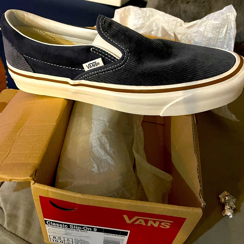 New w tags vans shoes. Men or women .. box, labels included unisex